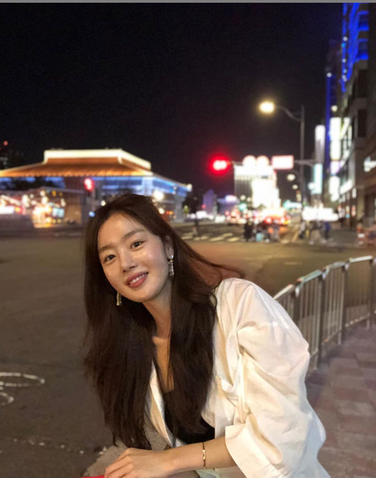 Han Sun-hwa, a member of the girl group Secret and Actor, reported on the recent transformation of Short hair.On the 27th, singer and actor Han Sun-hwa posted a picture through his personal Instagram account.In the open photo, Han Sun-hwa is transforming into Short hair in the beauty salon, making a smile, and revealing a long straight-haired photo and conveying a feeling of sadness.On the other hand, Han Sun-hwa, a girl group secret, has also cast an entry ticket as an actor and has been in the OCN drama Save Me 2 which last June.Han Sun-hwa Instagram Capture