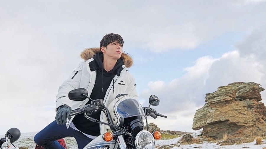 Aider Park Bo-gum Down is the talk of the town.Recently, an Actor Park Bo-gum 2019 Autumn Winter (F/W) season photo of outdoor brand Ider has been released.The style using colorful color composition and various Proso millets Down is filled with delicate emotions and expressive power unique to Park Bo-gum, raising expectations for 2019 F/W season pictorials and new products.Park Bo-gum has been able to show off the ease and charm of the Eyeder brand model that has been breathing for the past two years.According to the style of the costume worn, the pose, as well as the eyes and facial expressions, showed a pro Down aspect.In the case of the Fliss Full Metal Jacket, which is good to wear from the season to winter, Fliss Full Metal Jacket has a nice style that expresses the warm and comfortable feeling naturally.Park Bo-gum has contributed to the completion of the picture by actively proposing ideas about style as well as pose despite the long-running photo shoot.Photo = DB