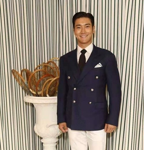 Super Junior Choi Siwon expressed sympathy for the post supporting the Hong Kong protest and apologized again after being criticized by China netizens.Choi Siwon said on his Webo (Chinas largest SNS) on the 26th, I apologize for the recent disappointment and hurting my feelings by wrong behavior on Twitter Inc. He said, I did not deny or change the idea and position that Hong Kong is part of Chinas inseparable.As an artist, I feel very sorry and sad for the loss of the expectations and trust you have given me, Choi Siwon added. I want to once again express my deepest apology to everyone.Choi Choi Siwon was shot by a police officer during the Hong Kong protest on the 24th, and he was in a serious condition. He hit a like on his Twitter Inc. and bought the cause of China fans.In an interview with CNN on the same day, he said, I can kill people with bullets, but I can not kill my faith. He once again expressed his support for the Hong Kong demonstration.After receiving strong criticism from China fans, Choi Siwon saw controversy over the incident at Twitter Inc.I sincerely apologize for the disappointment of the act, which I did in the hope that violence and confusion would calm down. However, on the 25th, one of the Choi Siwon fan clubs in China announced the closure of the SNS account, and China fans continued to boycott Choi Siwons activities.China fans continued to criticize the apology, saying, Apology is not enough. In the end, Choi Siwon delivered his second apology through his Weibo the next day.Photo = DB