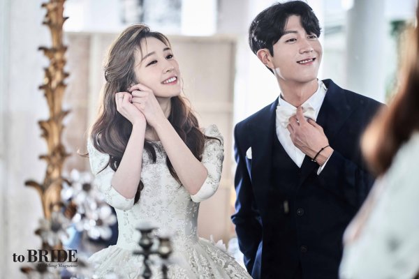 Han Areum, a member of the group T-ara, unveiled the wedding picture.Han Areum has graced the cover of the December 2019 issue of premium wedding magazine ToBRIDE.Han Areum in the picture showed off her goddess-like wedding dress and boasted a suit fit that was as good as a model.The Han Areum couple married in the blessing of about 400 guests at the Grand Hill Convention in Samseong-dong, Seoul on the afternoon of October 20th.Han Areum is currently pregnant and is due to give birth in May next year.Han Areums wedding pictorials can be seen in the December 2019 issue of ToBRIDE.