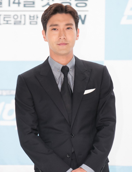 Group Super Junior Choi Siwon apologises to China fansChoi Choi Siwon pressed Like in an article entitled Hong Kong Police, a 21-year-old young man who was shot in the SNS on the 24th, I can not kill a person with a bullet but I can not kill my faith.Some Chinese netizens baptized Choi Choi Siwon.Choi Choi Siwon said on his China SNS on the 24th, I hope that the violence and confusion will sink in front of me, revealing my concern about the incident itself.I apologize sincerely for the conflict and disappointment of this controversy. 