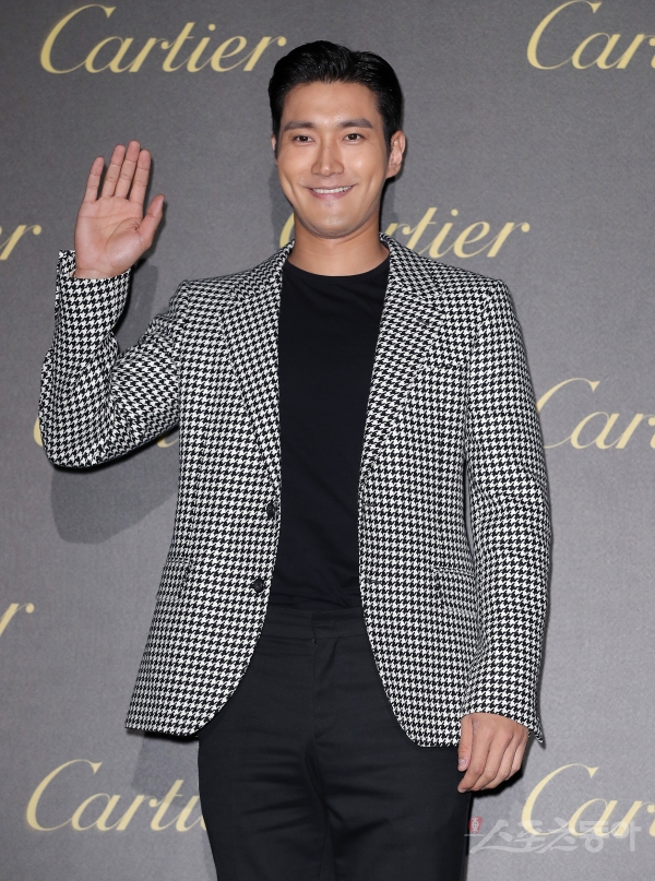 Group Super Junior Choi Siwon apologises to China fansChoi Choi Siwon pressed Like in an article entitled Hong Kong Police, a 21-year-old young man who was shot in the SNS on the 24th, I can not kill a person with a bullet but I can not kill my faith.Some Chinese netizens baptized Choi Choi Siwon.Choi Choi Siwon said on his China SNS on the 24th, I hope that the violence and confusion will sink in front of me, revealing my concern about the incident itself.I apologize sincerely for the conflict and disappointment of this controversy. 
