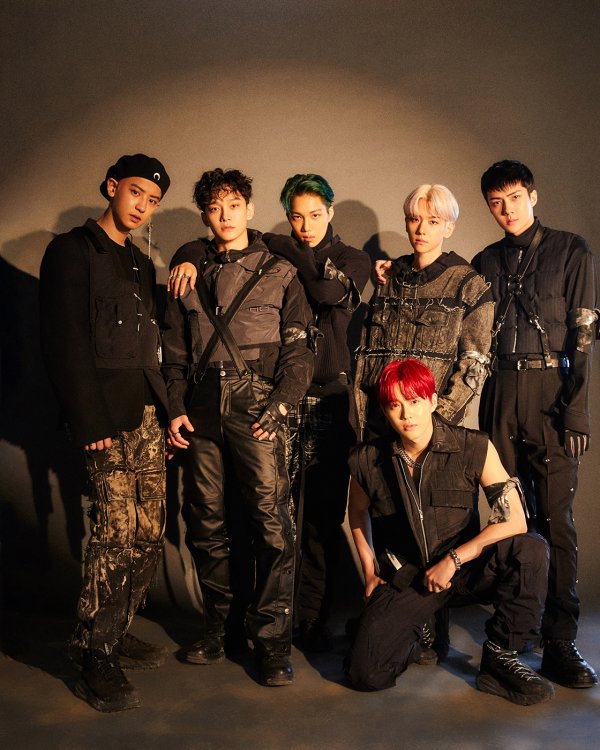 The group EXO expressed their feelings about their comeback.EXO told Dong-A.com on the 27th, Its a long comeback.I have always made an album with a new concept, but this album concept is extraordinary and different, so I felt bold and new throughout our preparation, he said.I hope that fans will be able to look fresh and become a year-end gift for the winter this year, he said. I want to see the fans and make a lot of good memories.EXO and warm wintering Since it starts now, please enjoy the EXO package that shows two things. EXO released its 6th album OBSESSION (Obsession) at 6 p.m. today (27th), and the title song Obsession is a hip hop dance song that can meet EXOs dark charisma, featuring the addictiveness of vocal samples repeated like magic, heavy beats, and straightforward monologue-style lyrics.In addition, the dance song Trouble(Trouble), which combines various genre elements such as traps and reggae, Jekyll, a dance pop song that expresses the internal conflict with another self of oneself, Groove, which creates a dreamy atmosphere by the harmony of rhythmic chorus, string and flute sound, and firm belief in love. It also features the Hip hop dance song Ya Ya (Ya Ya Ya Ya), which attracts attention.The dance pop song Baby You Are (Baby You Ah), the funky and bright mood Non Stop (Non Stop), the emotional R&B song Today, which expresses the longing that a lover feels after leaving, and love is big enough to change everything that the other person can do. A total of 10 songs were included, including the grubby dance song Butterfly Effect, which contains the message that it is meaningful.Coming back? Im excited about your comeback. Ive prepared a good music and performance for you, so please love this album a lot.I have always produced an album with a new concept, but especially this album concept is extraordinary and different, so we felt bold and new throughout our preparation.I hope that you will be able to look freshly and become a year-end gift for this winter.A word to the fans? I missed you so much! I wish I could make as many memories as I wanted to.Since it starts from now on, I enjoy a lot of EXO packages that show two things and spend happily together until the end of the year.