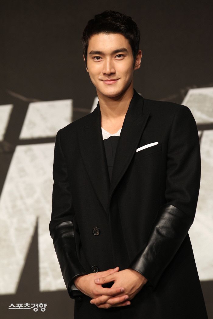 Group Super Junior member Choi Choi Siwon (33) has withdraw support for Hong Kong on the hawk of China netizens.Choi Siwon told Weibo on the 26th, I apologize for the recent hurting your feelings by wrong behavior on Twitter. As an entertainer, I have abandoned my expectations and trust.I am deeply remorseful and sick, he said.I have never denied or changed the idea and position that Hong Kong is an inseparable part of China, he said. I apologize to you again at the end.Im sorry, he said.Choi Choi Siwon re-shared an interview with CNN, a US media, on a Twitter interview on the 24th, when a citizen was seriously injured by a police shot during a Hong Kong protest.The Chinese netizens protested. The personal attacks and accusations against Choi Siwon were poured online.The official Weibo of Choi Siwon fan club in Baidu, China portal site, was also closed.