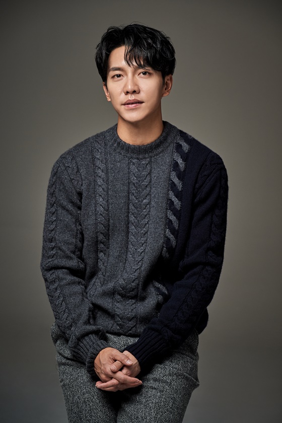 It is no exaggeration to say ActionActor.Singer and actor Lee Seung-gi, 32, proved she can also do Action Acting through Vagabond.Lee Seung-gi recently held an interview at a cafe in Gangnam, Seoul, where he was interviewed by SBS Jackson Vagabond (playplayed by Jang Young-chul and Jung Kyung-soon, directed by Yoo In-sik).Lee Seung-gi plays former stuntman Cha Dal-geon who lost his nephew to a mysterious plane attack on Vagabond.Lee Seung-gi had to go to Action School to express Cha Dal-geons appearance.He said that Actor, not a stuntman, had to act directly to make an angle, and tried to digest his action as much as possible. However, every day, he hoped that he would not be injured by prayer.However, Lee Seung-gi, who said that he was proud of his acting genre as well as romantic comedy, did not hide his desire for Vagabond season 2 saying that he would like to challenge Action Acting in the future.Following the romantic comedy, I met Lee Seung-gi, who is growing up as an actor, to Action Acting.- After the end of Vagabond, the desire for Season 2 is hot.- There were unusually many action scenes in Vagabond. No pressure.- I am satisfied with my actions.- How much did you write in the action scene?-Action Acting has gained confidence.- What did the martial arts director ask you to do?- I think I grew up through Vagabond.- What was the co-work with Bae Suzy, who co-worked Vagabond?- Moon Jung-hee, Moon Sung-geun, Baek Yoon-sik, etc., co-work with medium-sized actors.- As an actor, Lee Seung-gis secret to popularity is...Lee Seung-gi is followed by a modifier called all-around entertainer.Lee Seung-gi comes up with a right image.-There are many fans who want to see Lee Seung-gi as a singer. Is there a plan?- If there is a character you want to take over.- What kind of work would you like Vagabond to be remembered to viewers?Lee Seung-gi as Cha Dal-gun, Lamar Jackson Vagabond, SBS