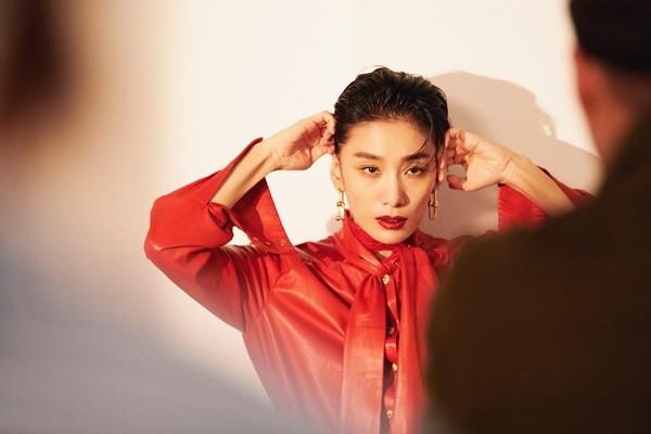 Actor Kim Seo-hyung upped Aura in The Last Of Us: Left Behind cutWe selected Kim Seo-hyung as the best actor of 2019, and we included a special photo album in the December issue, said Cosmopolitan, a fashion magazine.In this photoreal on the theme of Red, Kim Seo-hyung has digested various costumes and accessories.The release was The Last Of Us: Left Behind Cut, and Kim Seo-hyung achieved a unique atmosphere.Kim Seo-hyung in the photo played innocent and curious teenagers, 20s rushing fearlessly, 30s sexy unsettled, and 40s with charisma beyond the smile.