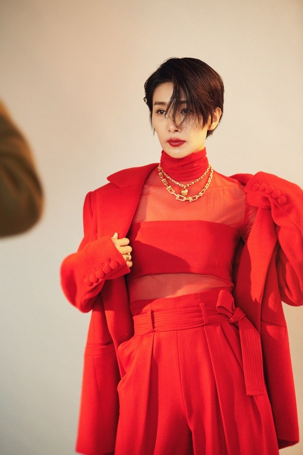 Actor Kim Seo-hyung upped Aura in The Last Of Us: Left Behind cutWe selected Kim Seo-hyung as the best actor of 2019, and we included a special photo album in the December issue, said Cosmopolitan, a fashion magazine.In this photoreal on the theme of Red, Kim Seo-hyung has digested various costumes and accessories.The release was The Last Of Us: Left Behind Cut, and Kim Seo-hyung achieved a unique atmosphere.Kim Seo-hyung in the photo played innocent and curious teenagers, 20s rushing fearlessly, 30s sexy unsettled, and 40s with charisma beyond the smile.