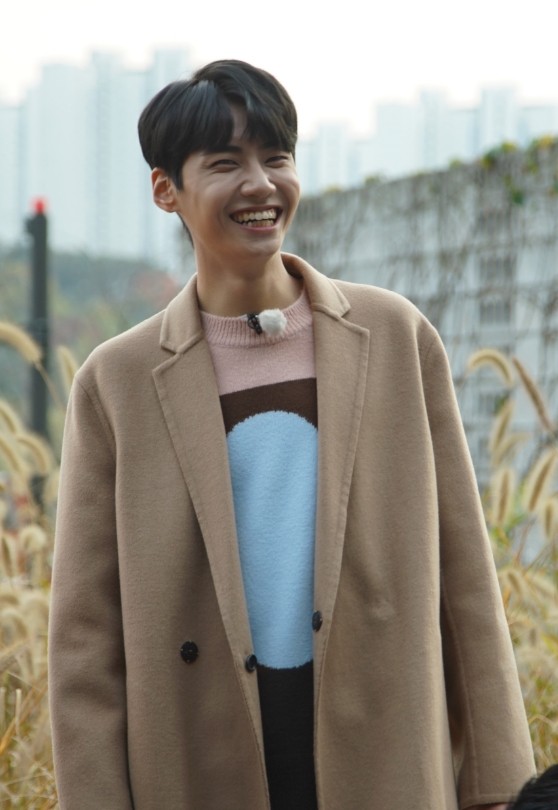 Kang Ho-dong recalled Lee Seung-gi when he saw Lee Jin-hyuk as an entertainment mainstreamSo-won Ham and singer Lee Jin-hyuk will be on a rice dance and challenge a meal in Dongtan 2 New Town in Hwaseong City on JTBCs Lets Eat Dinner Together, which will be broadcast on the 27th.Lee Jin-hyuk, who appeared as a rice companion in the recent recording of Lets Eat Dinner Together, has been standing alone through his first solo album S.O.L in his debut four years, and has gained a hot popularity by performing in various entertainment programs along with musical activities.In particular, Kang Ho-dong has dominated 80% of the portal site entertainment area in the appearance of Lee Jin-hyuk.If you stay still, youll be told to stay still, Lee Jin-hyuk admitted.Lee Jin-hyuk showed the aspect of an entertainer ambitious man without being pushed between the So-won Ham who poured out the talk with the national MC brother and the passion of the past.In addition, Kang Ho-dong paired with the fantasy Tikitaka showed.Kang Ho-dong praised Lee Jin-hyuk for feelings when he first met Lee Seung-gi 15 years ago, and Lee Jin-hyuk said, I heard a lot of like Lee Seung-gi when I was a child.