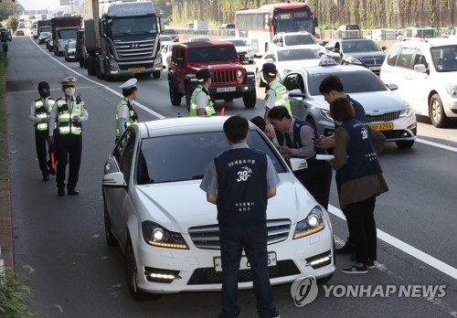 체납ㆍ대포차 합동 단속 (서울=연합뉴스) 서명곤 기자 = 지난 9월 24일 오전 서울 서초구 경부고속도로 상행선 서초IC 부근에서서울지방경찰청 과태료징수팀과 서울시 38세금조사과 직원들이 체납ㆍ대포차 합동 단속을 벌이고 있다. 체납자와의 추격전