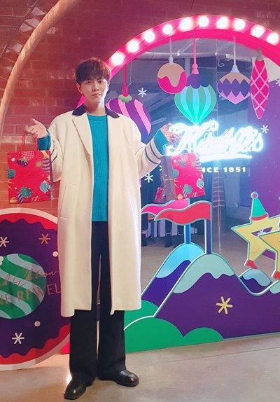 Joo Woo-jae told his SNS on the 27th, I got an early Christmas Gift, dont I feel a little bit like that today?El...El...Erai posted several photos with the article The Queen of the Eyes.In the photo, Joo Woo-jae visited the New York Cosmetic Brand venue, which was held on the 27th (27th). She poses in a space with a Christmas atmosphere.The bright yet warm visuals of Joo Woo-jae wearing a white coat catch the eye.Meanwhile, Joo Woo-jae is appearing on TVN entertainment Problematic Man: Brain Wanderer and KBS Joy Loves Intervention Season 2.