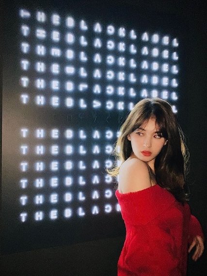 On the 28th, Jeon So-mi posted three photos on his SNS with the phrase Baby its cold outside take off your jacket.In the open photo, Jeon So-mi takes various poses wearing a red off-shoulder knit. Not only doll-like visuals but also a more mature atmosphere catches the eye.On the other hand, Jeon Sommy released his first solo debut single BIRTHDAY in June.He will appear with his father Matthew Dowma on SBS Jungles Law in Chuck scheduled to air later this year.