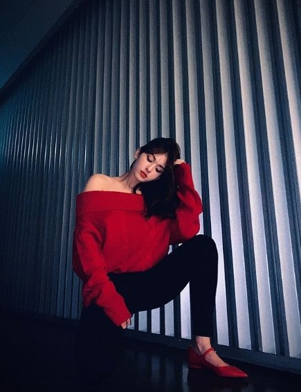 On the 28th, Jeon So-mi posted three photos on his SNS with the phrase Baby its cold outside take off your jacket.In the open photo, Jeon So-mi takes various poses wearing a red off-shoulder knit. Not only doll-like visuals but also a more mature atmosphere catches the eye.On the other hand, Jeon Sommy released his first solo debut single BIRTHDAY in June.He will appear with his father Matthew Dowma on SBS Jungles Law in Chuck scheduled to air later this year.