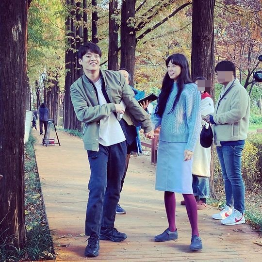 Actor Gong Hyo-jin continued his affection for the program after the end of Camellia Phil.On November 28, Gong Hyo-jin posted a picture on his instagram with an article entitled Thank you for your luck in the future.The released photos included the images of Gong Hyo-jin and Kang Ha-neul, who are filming around Camellia Phil.Gong Hyo-jin, who was sitting alone on the bench, later stood side by side with Kang Ha-neul, directing a sweet scene and stimulating his excitement.Lee Ha-na