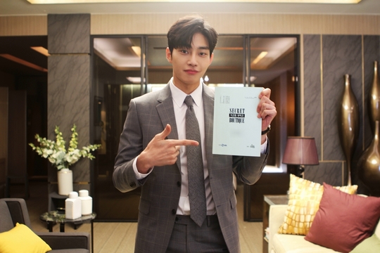 Actor Jae-young Kim, who plays the role of J-boot lawyer Yoon Sun-woo in SBS Secret Boutique, is giving thanks to viewers with a script authentication shot.On November 27th, 15th episode, Jae-young Kim shook the hearts of many viewers by giving another heartfelt black knight face to lawyer Yoon Sun-woos Jenny Kim (Kim Sun-ah).In particular, on this day, Jae-young Kim performed a hot show by exploding anger at the behavior of Jenny Kim, who chose a dangerous path by himself using Wi Jung Hyuk (Kim Tae-hoon) for revenge.Later in the broadcast, he blocked the dump truck rushing toward Jenny Kim with his car and saved the dangerous moment of Jenny Kim.Among them, Yoon Sun-woo, who was in danger of death, finished broadcasting yesterday and is raising questions about the last episode today.Before the last episode, Jae-young Kim said, Thank you to the viewers who have loved the secret boutique.Through this work, I will not forget the time I lived with Yoon Sun-woo during the filming period of 6 months with Thank You really because I met a wonderful character called Yoon Sun-woo.I would like to ask you to watch a lot of exciting development until the end, he said, and gave a loving thank you greeting.kim myeong-mi