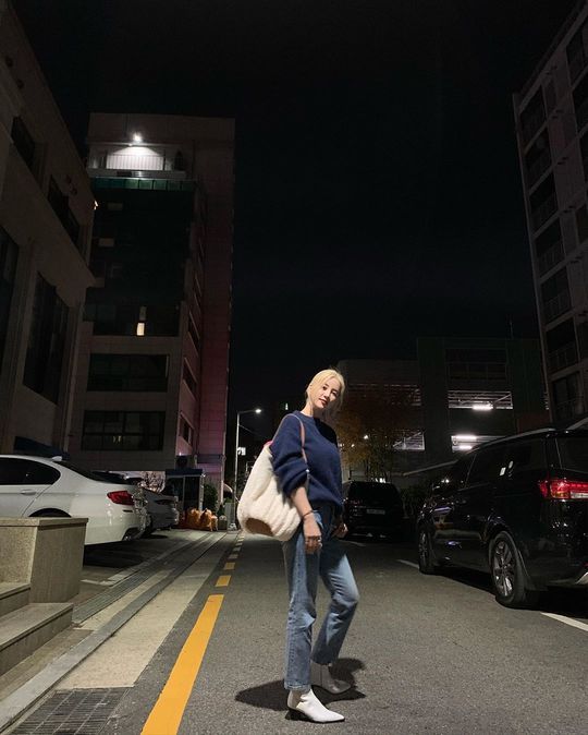 Park Cho-rong showed debut first blonde hairGroup Apink member Park Cho-rong uploaded four photos to her Instagram on November 28.In the photo, Park Cho-rong is blonde and looking at the camera, who showed off his shining visuals from a distance, thrilling fans.han jung-won