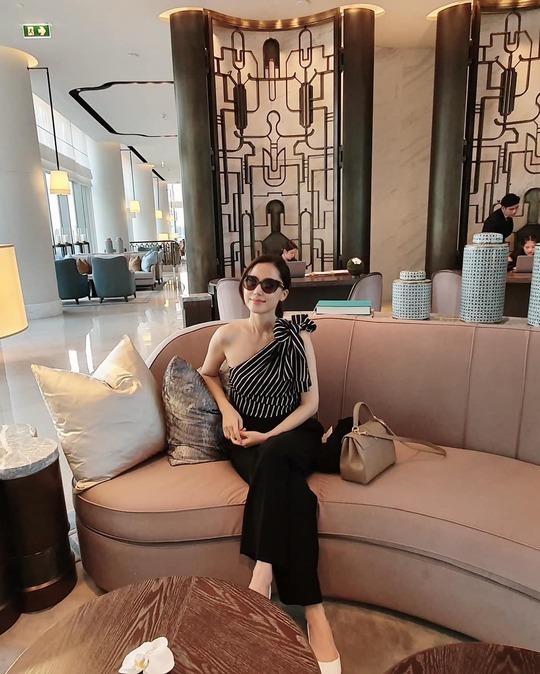 Actor Gong Hyun-joo showed off her glamorous beautiful looks at Bangkok.On November 28, Gong Hyun-joo released several photos on his instagram with an article entitled #Bangkok # Go to the market and go to the blouse  Our money is about 10,000 won, but it is well worn.In the photo, Gong Hyun-joo is enjoying his leisure in Bangkok.Gong Hyun-joo, who was stylish with a black blouse and sunglasses with one shoulder, attracted attention with elegant beautiful looks even in everyday life as if it were reminiscent of an awards ceremony.Lee Ha-na