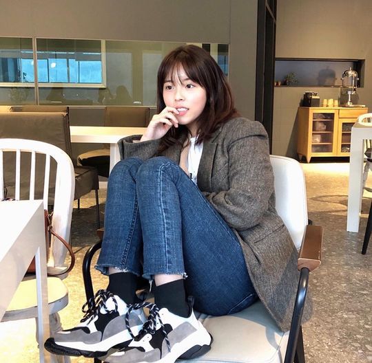 Actor MINDO we has revealed the latest status of beautiful looks.MINDO we posted two photos on the personal Instagram on Nov. 28. MINDO we in the photo showed cuteness by holding his hair with his hand.Another photo posted by MINDO we highlighted femininity by unwinding her mid-haired hair; MINDO we caught her eye with a pretty face despite her different hairstyle.Choi Yu-jin