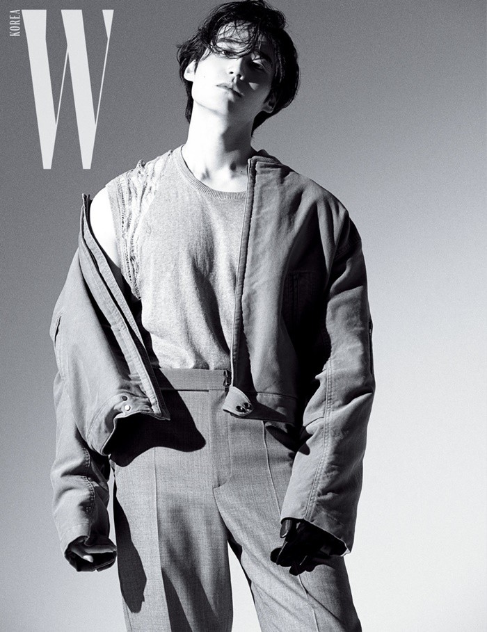 Actor Jang Do-ha has vented the chicness of a full Silhouette.On the 28th, Jang Do-has agency Salt Entertainment released a picture with fashion magazine W Korea.It was a work under the theme of New Actors to Know Before the Year.The picture showed a tall, solid physical figure, and a stylishly digested simple-designed jacket, pants, and knit best, with a chic look and a look that blended with black and white.Jang Do-ha has played the role of escort warriors Jang Young-nam (played by Seo Seol-seol) and Kim Sul-hyun (played by Han Hee-jae) in the JTBC gilt drama My Country, which ended on the 23rd.