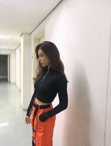 Actor Shin Se-kyung has unveiled a different look.Shin Se-kyung posted a picture on his Instagram on the 28th with an article entitled Pretty Good.In the open photo, Shin Se-kyung poses in black croppies and orange pants.Shin Se-kyung did not show the usual appearance, and the fans responded It is so cool and It is not a good thing in this world.On the other hand, Shin Se-kyung appeared in MBC drama New Entrepreneur Koo Hae-ryong which was Ended in September.Photo: Shin Se-kyung SNS