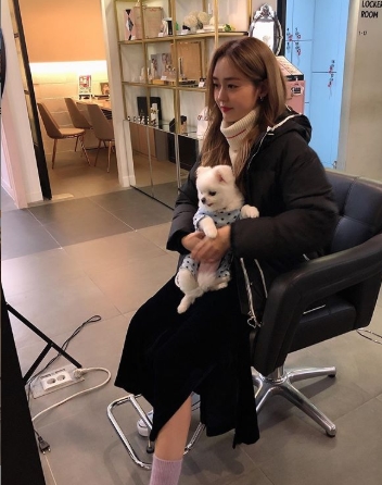 Sung Yu-ri has revealed her current state of affairs full of pure Beautiful looks.Actor Sung-yuri posted a picture and a picture on his 28th instagram  saying, My name is Ming. My mother Gandaming.In the photo, Sung-yuri is smiling happily with a puppy. In another photo, she shows off her 8th birthday.On the other hand, Sung-yuri was greatly loved as JTBC camping club which appeared with Fin.K.L members this year.Photo = Sung Yu-ri Instagram  