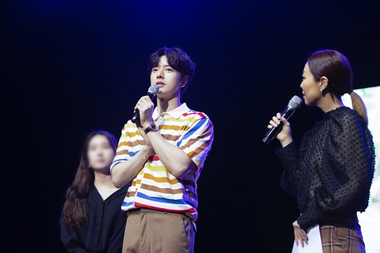 Actor Park Hae-jin showed off his hot popularity in the Philippines. He successfully completed the Manila fan meeting in the Philippines.Park Hae-jin held his first fan meeting, Park Hae-jins Fan Meeting, Manila, in the Philippines on the 23rd, and spent a special time with local fans for about three hours.First, I realized global popularity: a lot of Filipino fans gathered to see Park Hae Jin, and the coverage of local media such as ABS-CBN stations was also hot.The highlight is the scene in Cheese in the Trap. Park has transformed into a senior Yoo Jeong.We also had a variety of events, including talk and games, and we had a good time with our fans, including improvising the characters of the bad guys.Meanwhile, Park has finished filming her next Drama Secret (Gase). She is currently active overseas, including fan meetings.