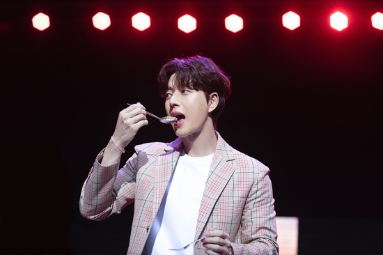 Actor Park Hae-jin showed off his hot popularity in the Philippines. He successfully completed the Manila fan meeting in the Philippines.Park Hae-jin held his first fan meeting, Park Hae-jins Fan Meeting, Manila, in the Philippines on the 23rd, and spent a special time with local fans for about three hours.First, I realized global popularity: a lot of Filipino fans gathered to see Park Hae Jin, and the coverage of local media such as ABS-CBN stations was also hot.The highlight is the scene in Cheese in the Trap. Park has transformed into a senior Yoo Jeong.We also had a variety of events, including talk and games, and we had a good time with our fans, including improvising the characters of the bad guys.Meanwhile, Park has finished filming her next Drama Secret (Gase). She is currently active overseas, including fan meetings.