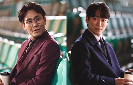 Actors Namgoong Min and Oh Jung-se played a confrontation without a concession.SBS-TV new gilt drama Stove League side released the shooting still of Namgoong Min and Oh Jung-se on the 29th.Namgoong Min played the role of new head of the baseball team Baek Seung-soo and Oh Jung-se played the role of owner Kwon Kyung-min.A search battle between the owner and the new head of the team continued.The two met in the empty, unlit, Baseball-chambered bleachers; Namgoong Min and Oh Jung-se sat far away and talked about Baseball.There was a tense tension: Oh Jung-se, with his legs restlessly speaking out, Namgoong Min responded with a smile, not intimidated.But his eyes were sharp.Namgoong Min and Oh Jung-se are showing off their extraordinary chemistry in waiting time, he added. Please expect their extraordinary transformation and hot acting passion.Stove League is a stone fastball office drama, featuring the story of a new head of the baseball top team preparing for the season: He painted the routine of fierce fronts.It will be broadcasted at 10 pm on the 13th of next month following Baega Bond.