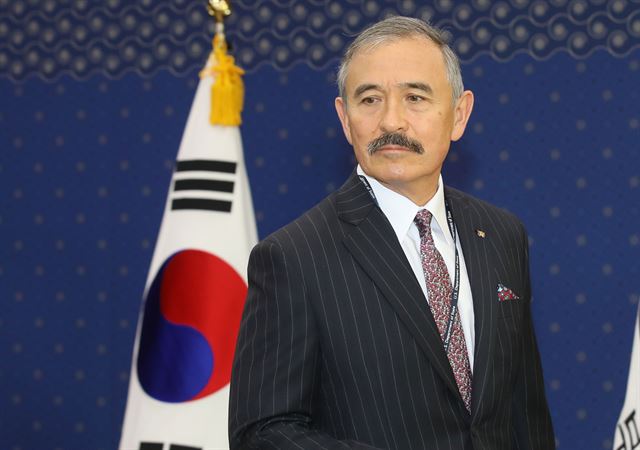 해리 해리스 주한 미국대사가 6일 서울 종로 외교부 정부청사에 들어서고 있다. 류효진 기사