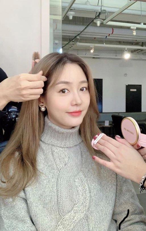 Group Fin.K.L member Sung Yu-ri boasted the Beautiful looks of the original fairy.Sung-yuri uploaded several photos on his SNS on the 29th with an article entitled Thank you for the gift.In the photo, Sung-yuri is wearing makeup. Sung-yuris big eyes and stiff nose made his innocent visual stand out.Sung Yu-ris Original Fairy Beautiful looks gives admiration.Meanwhile, Sung Yu-ri made his debut with Pinklo in 1998, and he boasted of Lee Hyori, Ok Joo-hyun and Lee Jin, who worked with Pinklo, and his best friend Kimi at JTBCs Camping Club, which ended in September.Recently, Sung-yuri has been actively communicating with fans through SNS activities.