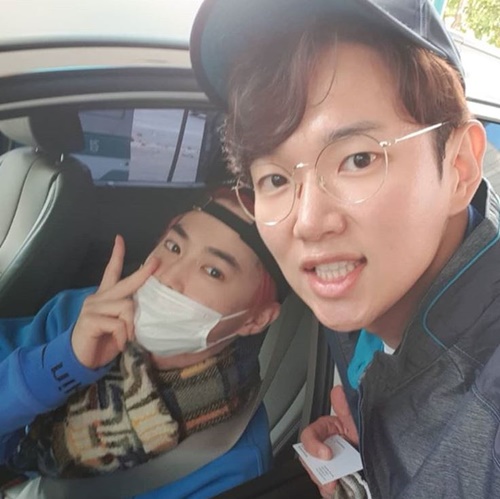 Will the fresh meeting between broadcaster Jang Sung-kyu and group EXO Suho be concluded?On the 29th, Jang Sung-kyu posted on his instagram that Gas station Alba met Korean Wave # EXO # Suho # Angel EXO Manager Alba will be concluded # Walkman .The photo, which was released together, shows Jang Sung-kyu and Suho who met by chance at Gas station.This was when Jang Sung-kyu met Suho during filming of YouTube channel Walkman, and Jang Sung-kyu, who was on Gas Station Alba on the same day, was happy to meet Suho by chance.Expectations are growing that the pleasant meeting between the two will lead to the manager experience.