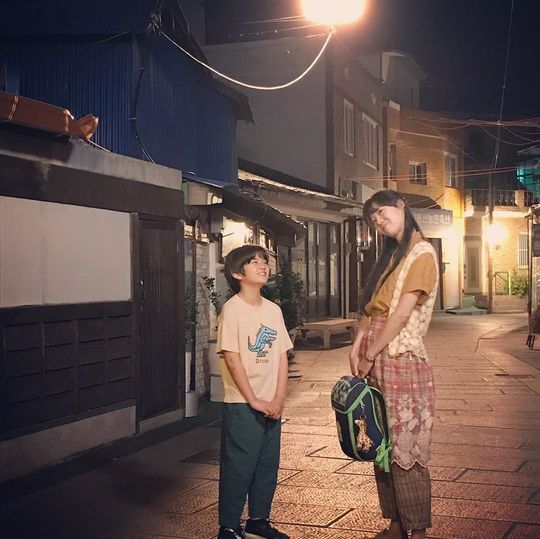Gong Hyo-jin reveals affectionate times with Kim Kang HoonActor Gong Hyo-jin posted an article and a photo on November 29th in his instagram entitled The Pilgrim of Camellia Catching by Columns.The photos released were taken by Gong Hyo-jin and Kim Kang Hoon at the KBS 2TV drama Celestine Flowers.They look at each other, smiling brightly, holding hands and walking down the street. The playful pose attracts attention.minjee Lee