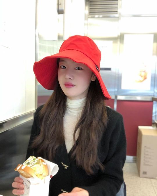 Actor Han Sun-hwa has revealed his current status.Han Sun-hwa posted a picture on her personal Instagram page on November 29.One of the sunflowers in the photo is wearing a red hat with a large brim to cover the face and a black cardigan.Han Sun-hwa is eye-catching as he holds a recently trendy egg toast in one hand.Fans who have seen Han Sun-hwas posts are responding to If the pretty thing is Foul, Han Sun-hwa is out and Red hat looks good.Choi Yu-jin