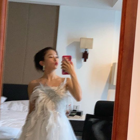 Seulgi showed off her dress figure.Group Red Velvet member Seulgi shared a picture on November 28 with the phrase Sharalala on her Instagram.In the photo, Seulgi is wearing a dress and taking a mirror selfie - he thrilled fans with the elegance of looking at the swan.han jung-won