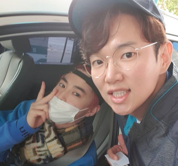 Broadcaster Jang Sung-kyu met EXO Suho during a part-time job.Jang Sung-kyu posted a selfie with Suho on her personal Instagram account on November 29: A bump-up on YouTube channel Walkman during filming.Jang Sung-kyu said, I met Korean wave catcher (Workman Subscriber nickname) while I was at the gas station Alba. Is EXO Manager Alba going to be concluded?Park Su-in