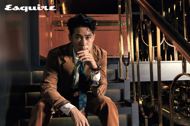 Actors Lee Sung-min and Bae Jeong-nam decorated the December issue of Esquire.In this photo, which was conducted under the theme of Combi, the two men digested a lonely winter suit reminiscent of a noir movie, and the Interview included the friendship of the two people, the work of the movie Mr. Ju to be released, and the impression of finishing the year.The two men, who are so close to spending every holiday together between the Actors and juniors, showed a remarkable ensemble in this picture.Actor and veteran model Bae Jeong-nam led the atmosphere of the filming scene with a sharp eye and pleasant personality. Actor Lee Sung-min, who boasts 35 years of experience from the theater stage to the film industry, also received an OK sign as soon as every cut was started with seasoned immersion and charisma.It is the back door that the two Actors burst out of admiration among the field staff every time they entered the camera frame.In the Interview that followed the filming, praise for each other continued.Lee Sung-min said, I am a strong and advantageous Actor, and that he showed a performance that he could not digest in some scenes of Mr. Ju, which will be released soon.Bae Jeong-nam also expressed his respect for Lee Sung-mins acting ability, saying, I was impressed by all the scenes of Lee Sung-min and I am always learning a lot.A separate video Interview was also conducted on Esquire Koreas YouTube account, which gives a glimpse of the more pleasant atmosphere of the two in this Interview on the concept of asking and answering how much they know each other.Meanwhile, the movie Mr. Ju, which is a combination of two people after the Security Officer, is scheduled to open in January next year.It is a comedy genre film, and the National Intelligence Service ace agent Taeju is able to hear all kinds of animals in a sudden accident and draws an event that unfolds.The Interviews and pictorial specialties of the two can be found in the December 2019 issue of Esquire.The behind-the-scenes footage will be available on the December 1 episode of SBS observational entertainment Ugly Our Little.esquire