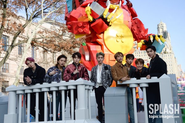 Splash.com on the 28th (local time) featured the NCT 127 attending the 93rd Macys Thank You Giving Day Parade in New York, USA.On that day, NCT 127 called Highway to Heaven.Meanwhile, Idina Menzel, Celine Dion and Black Eyed Peace attended the Macys Thankgiving Day Parade.