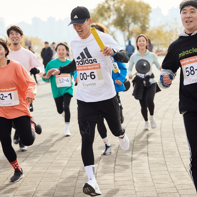Actors Park Bo-gum and Sung Hoon, Kyung Soo-jin and mixed martial arts player Kim Dong-Hyun ran with Sean to build the Lou Gehrig Hospital.Sean wrote on his Instagram account on Thursday: 2019.11.30. 2019 MIRACLE365 RELAY RUN. MIRACLE365 Team.I, Sung Hoon, Park Bo-gum, Kim Dong-Hyun, Kyung Soo-jin team and ran for the construction of the first Lou Gehrig Hospital in South Korea. The photo shows Park Bo-gum, Sung Hoon, Kyung Soo-jin, and Kim Dong-Hyun participating in the marathon competition.Those who ran for the construction of the Lou Gehrig Hospital added warmth to the way they did not lose a bright smile throughout the run.Sean said, The team was one and the relay run was fun. A total of 61 teams, 366 runners ran for hope!12,830,000 won was donated to build South Koreas first Lou Gehrig Hospital; all Sui Gu, he said.Meanwhile, Miracle 365 Run is a marathon to help the patients with Lou Gehrigs disease, hosted by the Seungil Hope Foundation. Participation fee is used to build the first Lou Gehrigs nursing hospital in Korea.November 30, 20192019 MIRACLE365 RELAY RUNMIRACLE365 TeamI #Sung Hoon #Park Bo-gum #Kim Dong-Hyun #KyungSoo-jinSix people have become a team and South Korea firstWere running to build the Lou Gehrig Hospital.One person runs 2km and one game mission succeeds, and then it is the most fun run of the year, with the next runner running and the next runner running and the total of 12km.Park Bo-gum runs 2km as first runner and kicks 10 raisesThe second runner runs the next 2km and jumps five consecutive ropesThird runner Sung Hoon runs 2km and throws a water bottle with half water to stand.Fourth runner Kyung Soo-jin runs 2km and takes a 300ml shot of Coca-Cola5th runner Kim Dong-Hyun runs 2km and all six runners deliver from one to six rich table tennis balls with a male.And I was the last runner, and I ran 2km in 7 minutes and 50 seconds.The relay run where the team became one and ran fun.A total of 61 teams, 366 runners, ran for hope!12,830,000 won was donated to build South Koreas first Lou Gehrig Hospital.They all did Sui Gu.Thank you.
