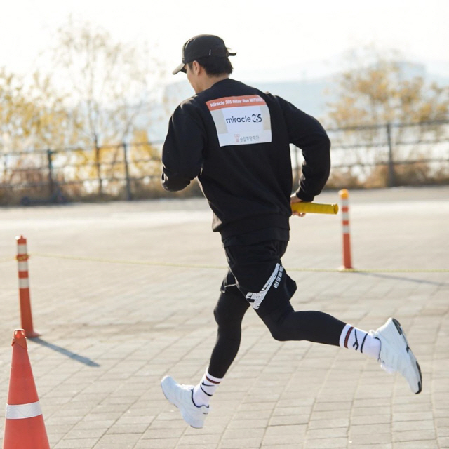 Actors Park Bo-gum and Sung Hoon, Kyung Soo-jin and mixed martial arts player Kim Dong-Hyun ran with Sean to build the Lou Gehrig Hospital.Sean wrote on his Instagram account on Thursday: 2019.11.30. 2019 MIRACLE365 RELAY RUN. MIRACLE365 Team.I, Sung Hoon, Park Bo-gum, Kim Dong-Hyun, Kyung Soo-jin team and ran for the construction of the first Lou Gehrig Hospital in South Korea. The photo shows Park Bo-gum, Sung Hoon, Kyung Soo-jin, and Kim Dong-Hyun participating in the marathon competition.Those who ran for the construction of the Lou Gehrig Hospital added warmth to the way they did not lose a bright smile throughout the run.Sean said, The team was one and the relay run was fun. A total of 61 teams, 366 runners ran for hope!12,830,000 won was donated to build South Koreas first Lou Gehrig Hospital; all Sui Gu, he said.Meanwhile, Miracle 365 Run is a marathon to help the patients with Lou Gehrigs disease, hosted by the Seungil Hope Foundation. Participation fee is used to build the first Lou Gehrigs nursing hospital in Korea.November 30, 20192019 MIRACLE365 RELAY RUNMIRACLE365 TeamI #Sung Hoon #Park Bo-gum #Kim Dong-Hyun #KyungSoo-jinSix people have become a team and South Korea firstWere running to build the Lou Gehrig Hospital.One person runs 2km and one game mission succeeds, and then it is the most fun run of the year, with the next runner running and the next runner running and the total of 12km.Park Bo-gum runs 2km as first runner and kicks 10 raisesThe second runner runs the next 2km and jumps five consecutive ropesThird runner Sung Hoon runs 2km and throws a water bottle with half water to stand.Fourth runner Kyung Soo-jin runs 2km and takes a 300ml shot of Coca-Cola5th runner Kim Dong-Hyun runs 2km and all six runners deliver from one to six rich table tennis balls with a male.And I was the last runner, and I ran 2km in 7 minutes and 50 seconds.The relay run where the team became one and ran fun.A total of 61 teams, 366 runners, ran for hope!12,830,000 won was donated to build South Koreas first Lou Gehrig Hospital.They all did Sui Gu.Thank you.