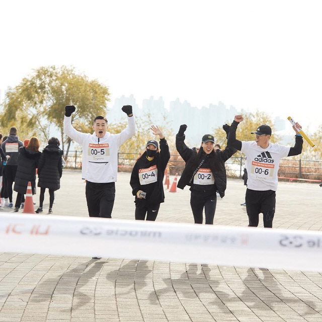 Actors Park Bo-gum and Sung Hoon, Kyung Soo-jin and mixed martial arts player Kim Dong-Hyun ran with Sean to build the Lou Gehrig Hospital.Sean wrote on his Instagram account on Thursday: 2019.11.30. 2019 MIRACLE365 RELAY RUN. MIRACLE365 Team.I, Sung Hoon, Park Bo-gum, Kim Dong-Hyun, Kyung Soo-jin team and ran for the construction of the first Lou Gehrig Hospital in South Korea. The photo shows Park Bo-gum, Sung Hoon, Kyung Soo-jin, and Kim Dong-Hyun participating in the marathon competition.Those who ran for the construction of the Lou Gehrig Hospital added warmth to the way they did not lose a bright smile throughout the run.Sean said, The team was one and the relay run was fun. A total of 61 teams, 366 runners ran for hope!12,830,000 won was donated to build South Koreas first Lou Gehrig Hospital; all Sui Gu, he said.Meanwhile, Miracle 365 Run is a marathon to help the patients with Lou Gehrigs disease, hosted by the Seungil Hope Foundation. Participation fee is used to build the first Lou Gehrigs nursing hospital in Korea.November 30, 20192019 MIRACLE365 RELAY RUNMIRACLE365 TeamI #Sung Hoon #Park Bo-gum #Kim Dong-Hyun #KyungSoo-jinSix people have become a team and South Korea firstWere running to build the Lou Gehrig Hospital.One person runs 2km and one game mission succeeds, and then it is the most fun run of the year, with the next runner running and the next runner running and the total of 12km.Park Bo-gum runs 2km as first runner and kicks 10 raisesThe second runner runs the next 2km and jumps five consecutive ropesThird runner Sung Hoon runs 2km and throws a water bottle with half water to stand.Fourth runner Kyung Soo-jin runs 2km and takes a 300ml shot of Coca-Cola5th runner Kim Dong-Hyun runs 2km and all six runners deliver from one to six rich table tennis balls with a male.And I was the last runner, and I ran 2km in 7 minutes and 50 seconds.The relay run where the team became one and ran fun.A total of 61 teams, 366 runners, ran for hope!12,830,000 won was donated to build South Koreas first Lou Gehrig Hospital.They all did Sui Gu.Thank you.