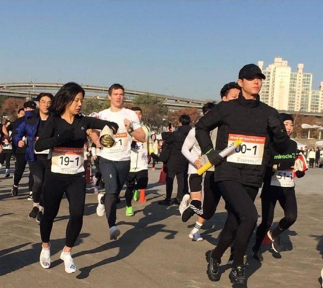 Actors Park Bo-gum and Sung Hoon, Kyung Soo-jin and mixed martial arts player Kim Dong-Hyun ran with Sean to build the Lou Gehrig Hospital.Sean wrote on his Instagram account on Thursday: 2019.11.30. 2019 MIRACLE365 RELAY RUN. MIRACLE365 Team.I, Sung Hoon, Park Bo-gum, Kim Dong-Hyun, Kyung Soo-jin team and ran for the construction of the first Lou Gehrig Hospital in South Korea. The photo shows Park Bo-gum, Sung Hoon, Kyung Soo-jin, and Kim Dong-Hyun participating in the marathon competition.Those who ran for the construction of the Lou Gehrig Hospital added warmth to the way they did not lose a bright smile throughout the run.Sean said, The team was one and the relay run was fun. A total of 61 teams, 366 runners ran for hope!12,830,000 won was donated to build South Koreas first Lou Gehrig Hospital; all Sui Gu, he said.Meanwhile, Miracle 365 Run is a marathon to help the patients with Lou Gehrigs disease, hosted by the Seungil Hope Foundation. Participation fee is used to build the first Lou Gehrigs nursing hospital in Korea.November 30, 20192019 MIRACLE365 RELAY RUNMIRACLE365 TeamI #Sung Hoon #Park Bo-gum #Kim Dong-Hyun #KyungSoo-jinSix people have become a team and South Korea firstWere running to build the Lou Gehrig Hospital.One person runs 2km and one game mission succeeds, and then it is the most fun run of the year, with the next runner running and the next runner running and the total of 12km.Park Bo-gum runs 2km as first runner and kicks 10 raisesThe second runner runs the next 2km and jumps five consecutive ropesThird runner Sung Hoon runs 2km and throws a water bottle with half water to stand.Fourth runner Kyung Soo-jin runs 2km and takes a 300ml shot of Coca-Cola5th runner Kim Dong-Hyun runs 2km and all six runners deliver from one to six rich table tennis balls with a male.And I was the last runner, and I ran 2km in 7 minutes and 50 seconds.The relay run where the team became one and ran fun.A total of 61 teams, 366 runners, ran for hope!12,830,000 won was donated to build South Koreas first Lou Gehrig Hospital.They all did Sui Gu.Thank you.