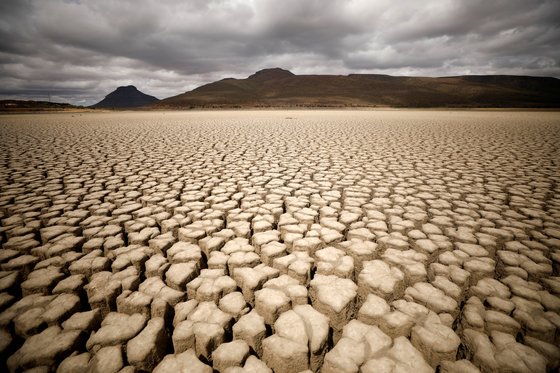 지난14일 남아프리카의 Graaff-Reinet에서 가뭄으로 땅의 균열이 끝없이 펼쳐져있다. [로이터=연합뉴스]