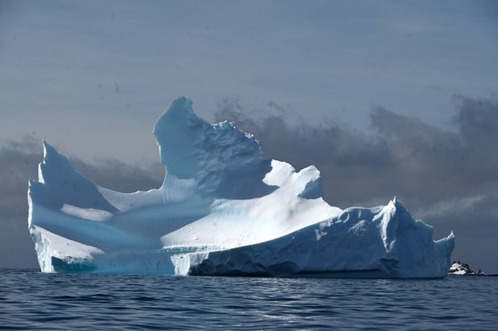 지난 9일 남극 하프문섬에서 떨어져 나온 대형 빙산 조각이 표류하고 있다. 지구 환경의 변화로 빙산이 급격하게 녹아 내리고 있다.[AFP=연합뉴스]