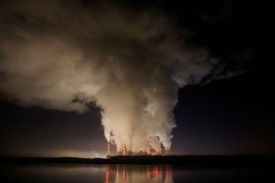 지난해 12월 5일 폴란드 Belchatow 지역. 유럽 최대의 석탄 화력 발전소인 Belchatow 발전소의 연기와 증기가 하늘을 뒤덮고 있다. 화력발전은 지구 온난화의 원인으로 지목되고 있다. [로이터=연합뉴스]