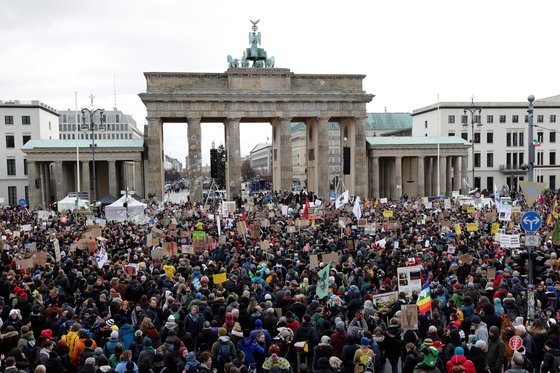 6만여명의 환경단체 회원 등 시민들이 29일 독일 베를린 브란덴부르크 게이트에서 기후변화 대응책을 촉구하는 집회를 열고 있다. [AP=연합뉴스]