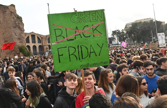 29일 이탈리아 로마에서 환경단체 회원들이 믈랙 프라이데이 세일을 지양하자는 캠페인을 벌이고 있다. AFP=연합뉴스]
