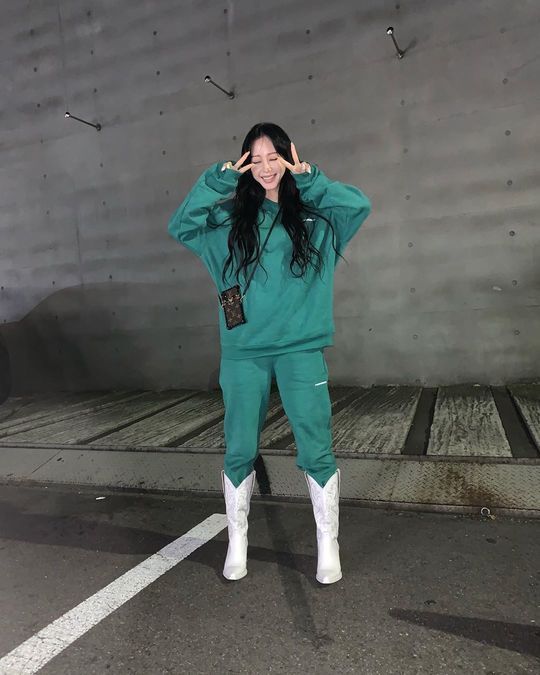 Actor Han Ye-seul has revealed a lovely charm.Han Ye-seul posted a picture on his Instagram on November 29th.Han Ye-seul in the public photo is wearing a comfortable green training suit and is taking a cute V pose toward the camera.The unique chic beauty stands out as Han Ye-seul, which emits a youthful atmosphere without any hesitation.Park So-hee