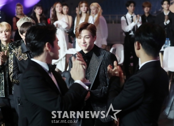 가수 강다니엘이 26일(현지시간) 오후 베트남 하노이 미딩 국립경기장에서 스타뉴스 주최로 열린 '2019 아시아 아티스트 어워즈 인 베트남'(2019 Asia Artist Awards in Vietnam)에서 베스트 이모티브상을 수상한 뒤 동료들의 축하를 받고 있다./사진=김창현 기자
