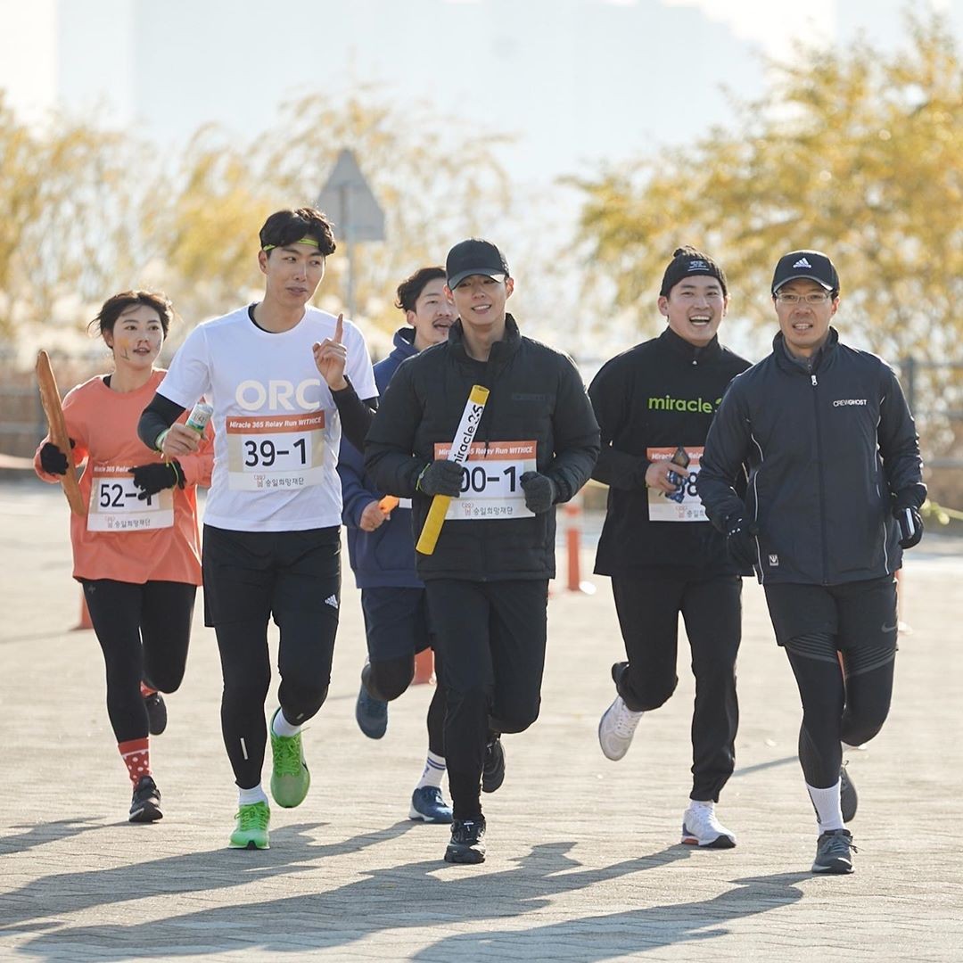 Singer Sean, actor Park Bo-gum, Sung Hoon, Kyung Soo-jin, and mixed martial arts player Kim Dong-Hyun participated in a meaningful race to build Lou Gehrig Hospital.On Thursday, Sean wrote on his Instagram account: 2019.11.30. 2019 MIRACLE365 RELAY RUN. MIRACLE365 Team.I, Sung Hoon, Park Bo-gum, Kim Dong-Hyun, Kyung Soo-jin team and ran for the construction of the first Lou Gehrig Hospital in South Korea. The photos posted by Sean include Park Bo-gum, Sung Hoon, Kyung Soo-jin, and Kim Dong-Hyun who participated in the contest.They have not lost their bright smiles throughout the run.Sean said, The relay run that the team was one and fun. A total of 61 teams, 366 runners ran for hope!12,830,000 won was donated to build South Koreas first Lou Gehrig Hospital; all Sui Gu, he said.Miracle 365 Run is a race to help the patients with Lou Gehrigs disease, hosted by the Seungil Hope Foundation. Participation fee is used to build the first Lou Gehrig Hospital in Korea.Next, the Sun SNS textNovember 30, 20192019 MIRACLE365 RELAY RUNMIRACLE365 TeamI #Sung Hoon #Park Bo-gum #Kim Dong-Hyun #KyungSoo-jinSix people have become a team and South Korea firstWere running to build the Lou Gehrig Hospital.One person runs 2km and one game is successful, then the next runner delivers the baton, the next runner runs, and the 6 people run 12km in total.Park Bo-gum runs 2km as first runner and kicks 10 raisesI ran the second runner and the next 2km and made five consecutive jump ropesThird runner Sung Hoon runs 2km and throws a water bottle with half water to stand.Fourth runner Kyung Soo-jin runs 2km and takes a 300ml shot of Coca-Cola5th runner Kim Dong-Hyun runs 2km and all six runners deliver from one to six rich table tennis balls with a male.And I was the last runner, and I ran 2km in 7 minutes and 50 seconds.The relay run where the team became one and ran fun.A total of 61 teams, 366 runners, ran for hope!12,830,000 won was donated to build South Koreas first Lou Gehrig Hospital.They all did Sui Gu.Thank you.