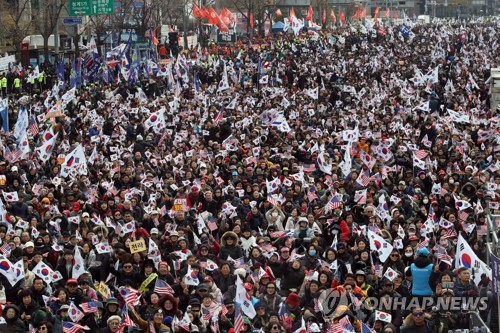 태극기 흔드는 집회 참가자들 (서울=연합뉴스) 서명곤 기자 = 30일 오후 서울 광화문 동화면세점 앞에서 '문재인하야 범국민투쟁운동본부'가 연 대한민국 바로세우기 국민대회에서 참가자들이 태극기와 성조기를 흔들고 있다. 2019.11.30 seephoto@yna.co.kr