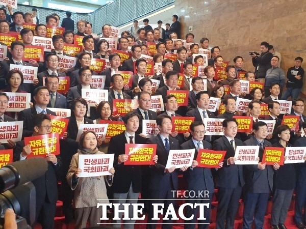 지난달 29일 민주당은 국회 본회의가 파행되자 '한국당 규탄 대회'를 열어 한국당의 필리버스터 신청 철회를 촉구했다. /박숙현 기자